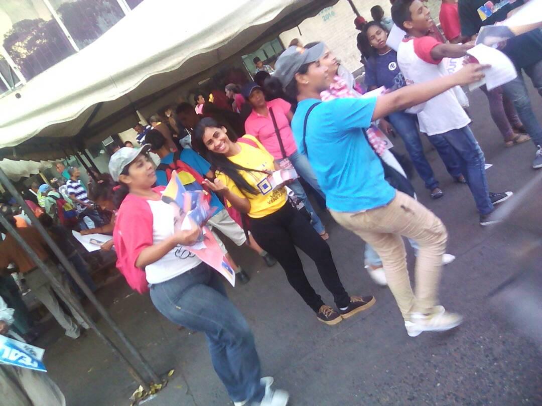 MariaVallenil15's tweet photo. Hoy nuestra Juventud de Monagas en las Calles defendiendo la Patria y Garantizando la Victoria Perfecta de nuestro Presidente @NicolasMaduro junto @yelitzePSUV_ @MSVMONAGAS1 #MonagasEstaConMaduro @dcabellor @ErnestoPSUV_ https://t.co/C9GTwJFt0k