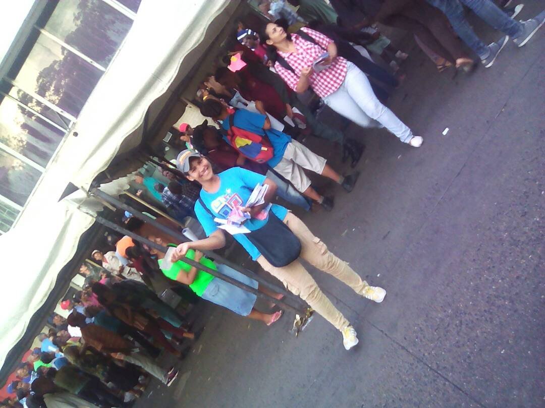 MariaVallenil15's tweet photo. Hoy nuestra Juventud de Monagas en las Calles defendiendo la Patria y Garantizando la Victoria Perfecta de nuestro Presidente @NicolasMaduro junto @yelitzePSUV_ @MSVMONAGAS1 #MonagasEstaConMaduro @dcabellor @ErnestoPSUV_ https://t.co/C9GTwJFt0k