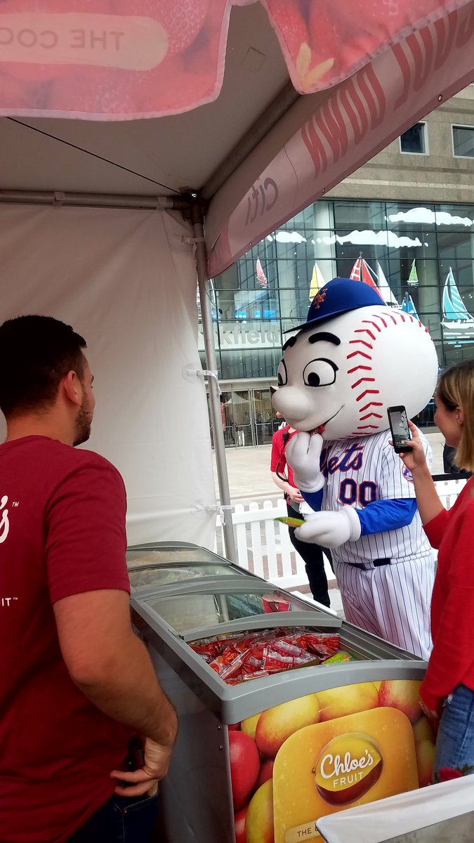 Liberty_Chel's tweet photo. @MrMet cooling down with some @chloesfruit at the @AHANewYorkCity Wall Street Run and Heart Walk #whorunsnyc https://t.co/y2C5YhJMdk