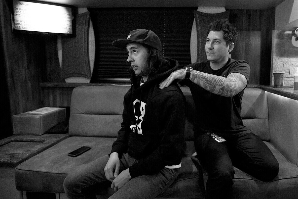 piercethevic's tweet photo. Happy Birthday to my brother from another mother @ptvjaime !!  Love ya bud!  🎉🎈🎉🎈// 📸 @sammyroenfeldt https://t.co/k3qG7L9CW0