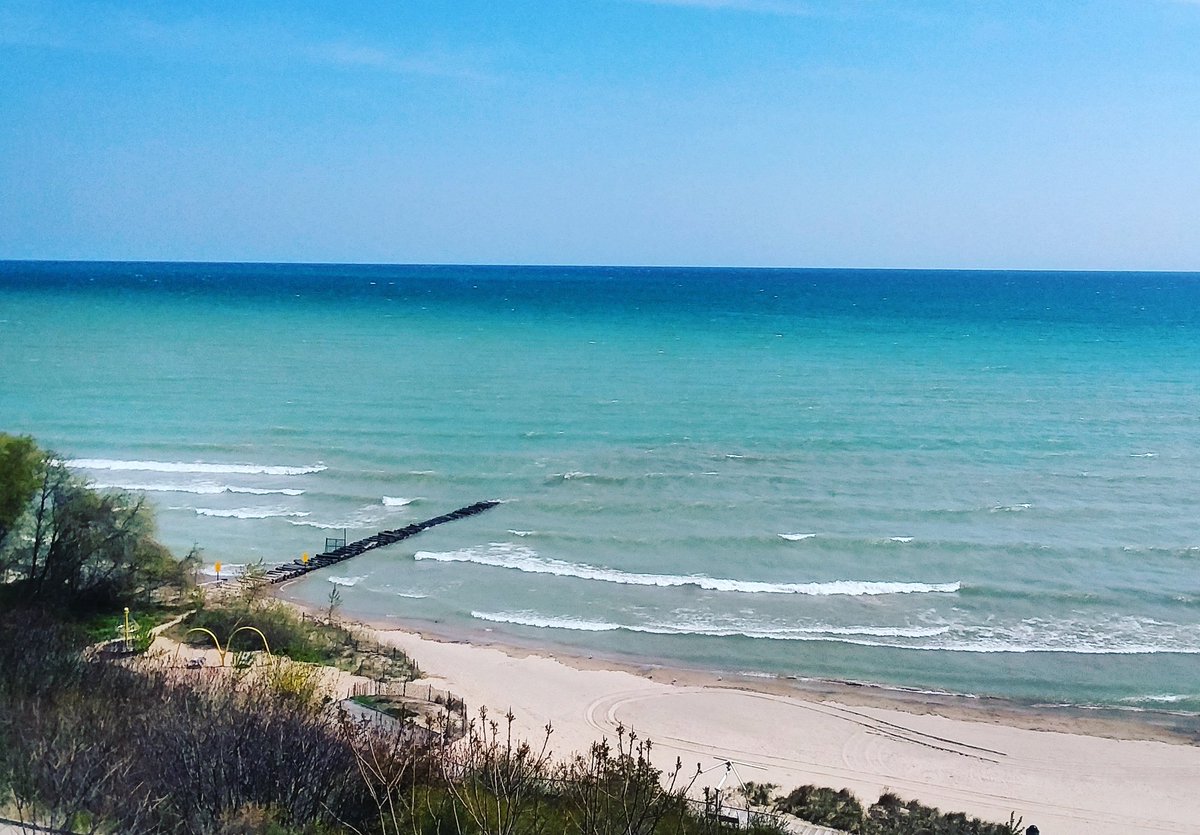 LakeEffectSurf's tweet photo. Mini swell in Milwaukee today!

#milwaukee #wisconsin #lakemichigan #greatlakes #surfreport #lakesurf #atwaterbeach #shorewood #surfmilwaukee #surfwisconsin #lakeeffectsurfshop https://t.co/uEzE5obcem