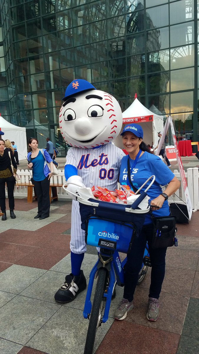 Liberty_Chel's tweet photo. #WhoRunsNYC? @MrMet is riding NYC with @CitiBikeNYC at the @AHANewYorkCity Wall Street Run &amp; Heart Walk. ❤ https://t.co/fr7cIDlxPU