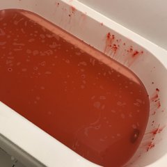 ステキな花びらから事件現場へ 母の日にもらった バラの入浴剤 を入れた結果がホラーだと話題に ねとらぼ