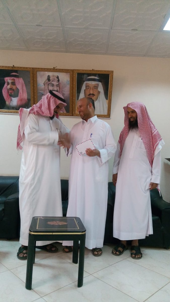 Durra_Primary's tweet photo. تفتخر قيادة مدارس الدرة الأهلية (الأستاذ :فهيد سليمان المجماج .قائدعام المدارس والأستاذ :عبدالرحمن عبدالمحسن الحربي قائد الابتدائية )بتكريم المبدع أ.محمد كامل لإعداده مذكرة المساعد في القراءة للصف الأول الابتدائي .والتي أشاد بها التعليم الأهلي.
#التعليم الأهلى-الرس https://t.co/NzeMdFCEvi