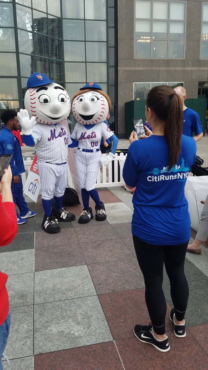 Liberty_Chel's tweet photo. @mrsmet showed up at the @AHANewYorkCity Wall Street Run &amp; Heart Walk! Showin some love to @MrMet at the @Citi Cool Down Station. Making sure each other "Live Well" #WhoRunsNYC https://t.co/8aphCeqXVb