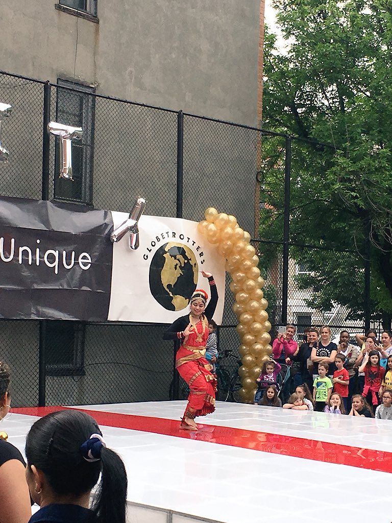 NYPD104Pct's tweet photo. The rain didn’t stop these bright students from shining. A great turn out at the #Unique Unity Fair @PS88. Children were given awards, they walked down a #RedCarpet and on to a stage! Beautiful multicultural performances done by the students. #Unique #NYPDConnecting #Ps88 https://t.co/vytfTQs9U4