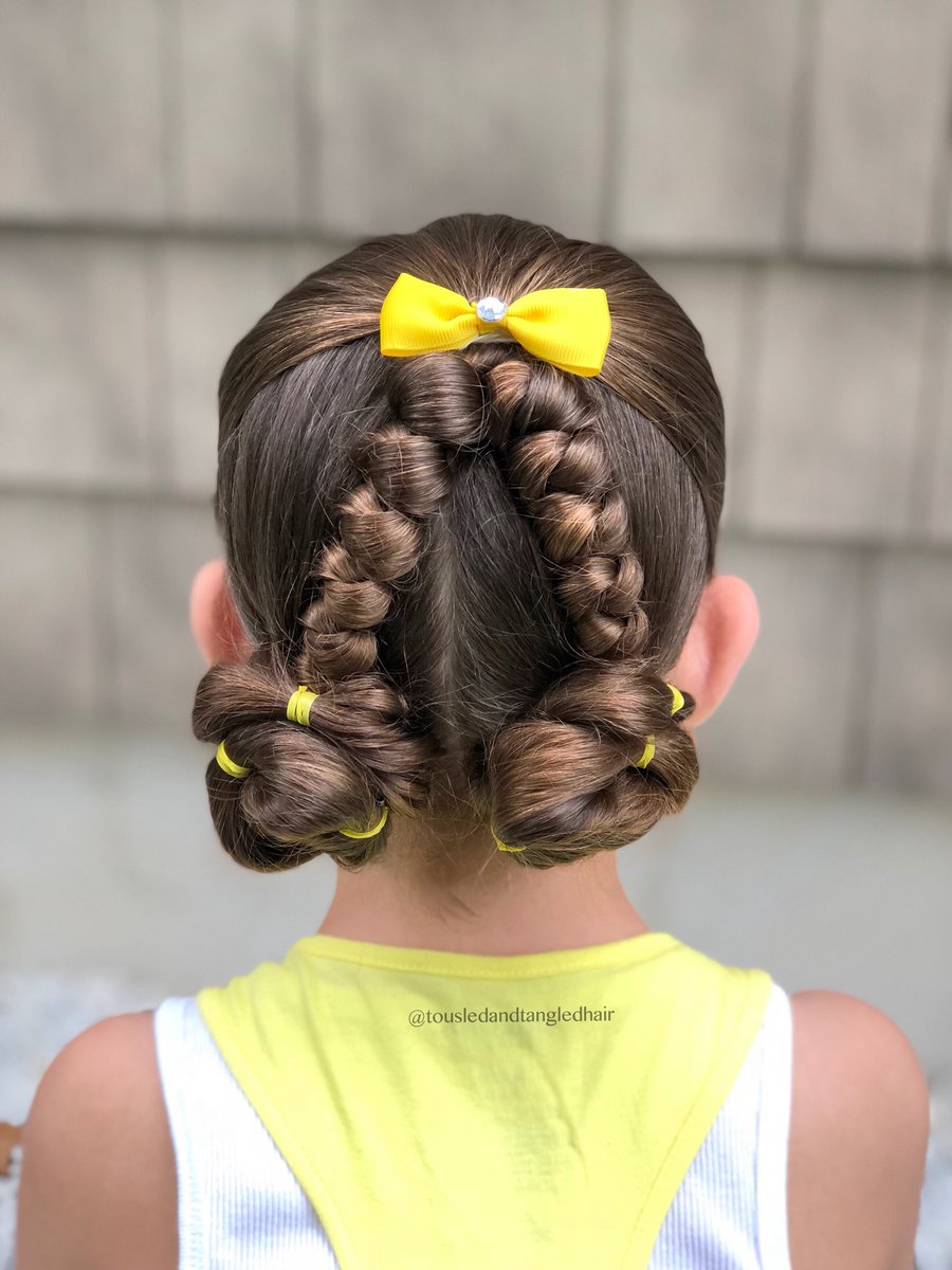 tousledntangled's tweet photo. Another Double Knotted Braid Style! I spy something in the outfit photo! Comment below what you think it is?👇🏻
.
#braidideas #prettylittleiiinspo #hudabeauty #doubleknottedbraid #hotd #pineappletheme #tousledandtangledhair #isthelittlethings #samvilla #hairblogger #vlogger https://t.co/cNBpVcImli