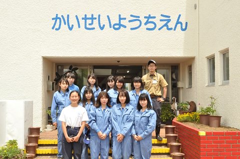 _Yoshidajima_'s tweet image. 「幼小中高連携事業」

　5月17日（木）に草花部と環境緑地科の有志の生徒が開成幼稚園で、園児と開成弥一芋の植え付けを行いました。園児たちは、「おいしくなってね！」と言いながら種芋を植え付けていました。収穫した芋は、幼稚園の給食になる予定です。秋の収穫が楽しみですね。