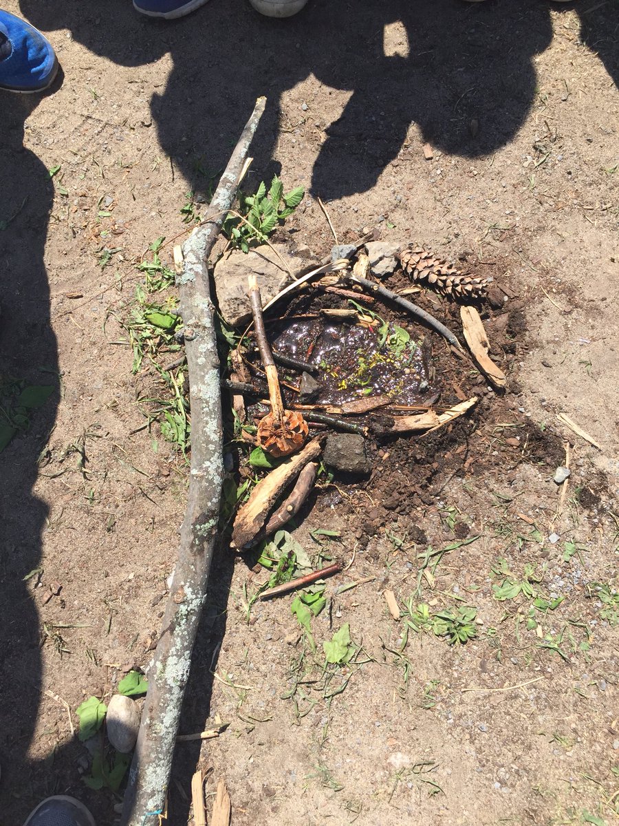 ocdsbswcps's tweet photo. Voici le «Lac 3B» créé par tous les élèves de la classe ensemble comme projet de créativité durant notre journée d’éducation à l’extérieur. Tout le monde a cherché une variété d’objets dans la nature, suivi par une collaboration sur un projet d’art dans le sable. https://t.co/2cjBqHXWO9