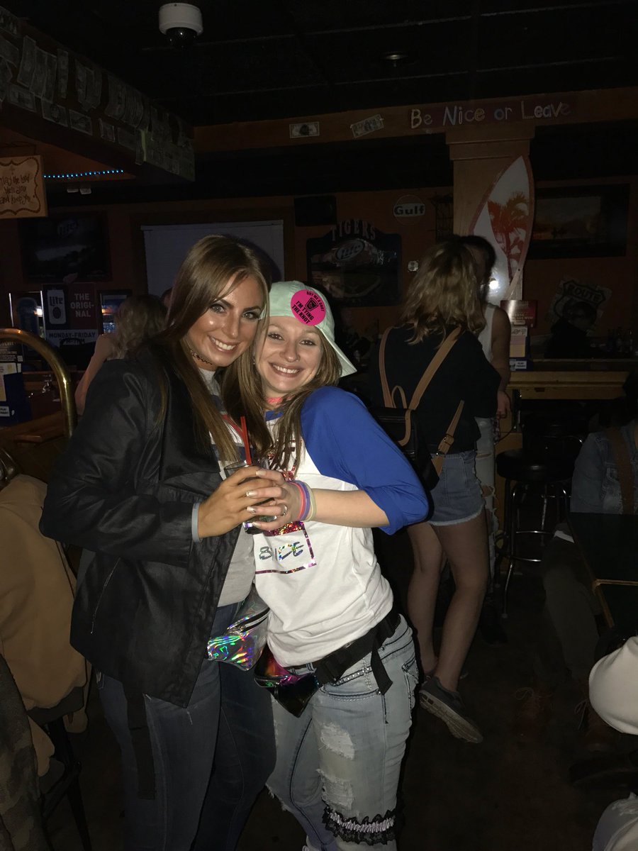 MrsSaturdayNite's tweet photo. 90s bachelorette party! #caughtacase https://t.co/gJDWs430Df