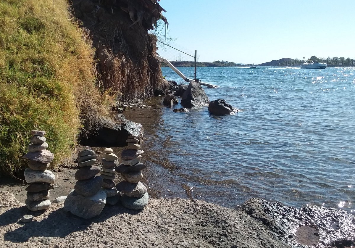 OhMariWesternWX's tweet photo. It's the shore crowd series just watching the boats go by, I'm just playing in the water. These days in the 90s Parker Arizona😏👙 #azwx #cawx #rockstacks #ColoradoRiver https://t.co/bTAlGFmvQe