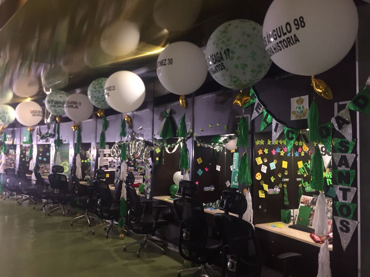 EricGomez86's tweet image. Las familias de los jugadores de @ClubSantos decoraron el vestidor del club antes de la final de ida.