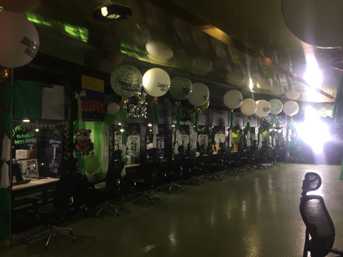 EricGomez86's tweet image. Las familias de los jugadores de @ClubSantos decoraron el vestidor del club antes de la final de ida.