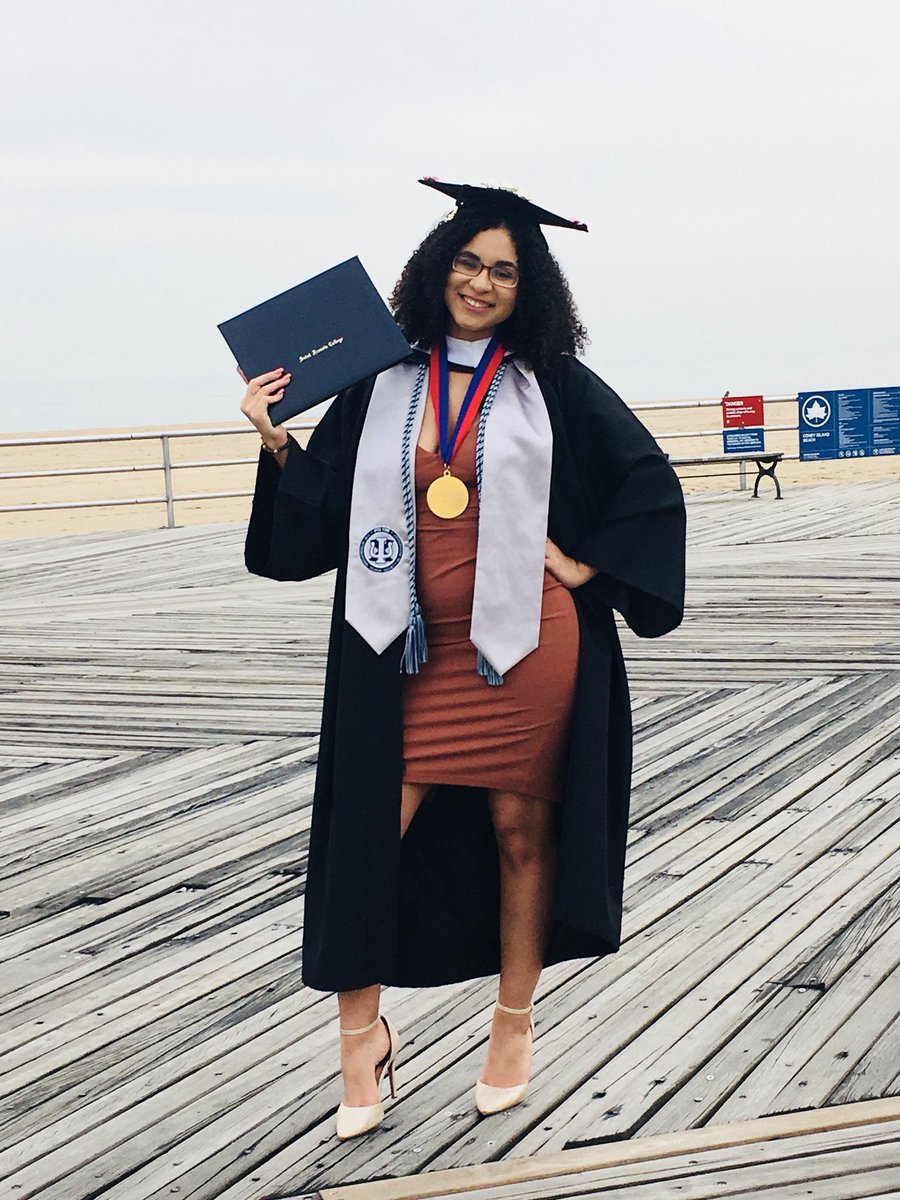 xoalexisv's tweet photo. Your girl is officially one degree hotter π #BAinpsychology #Salutatorian #LatinasGraduate π΅π· https://t.co/ljTmZjdu55