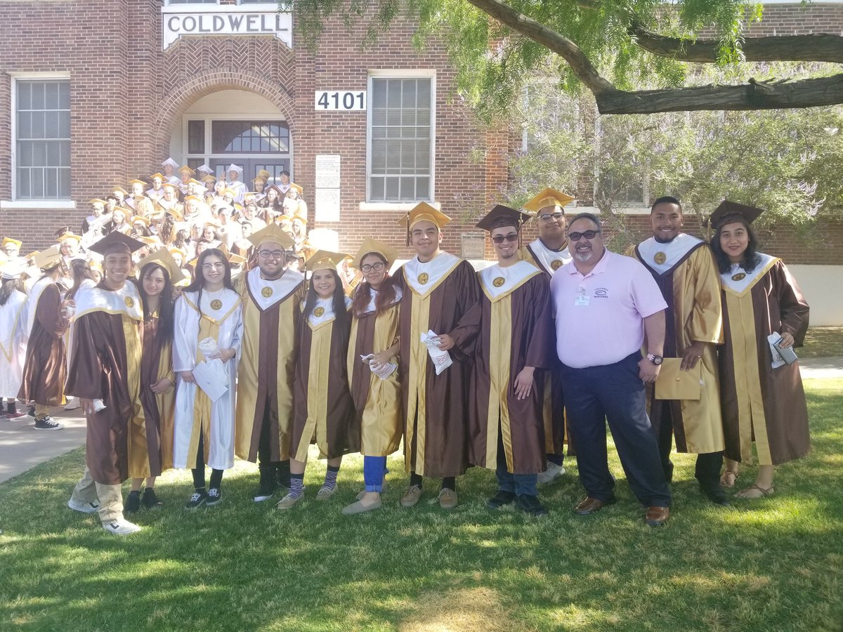 cynsationalcynd's tweet photo. AHS Senior Elementary Walk #ahspanthers #ahsclassof2018 https://t.co/12GfFwEcvF