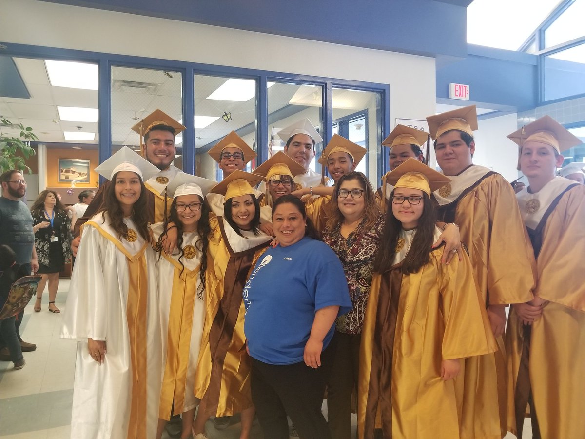 cynsationalcynd's tweet photo. AHS Senior Elementary Walk #ahspanthers #ahsclassof2018 https://t.co/zDXFbAz01Z