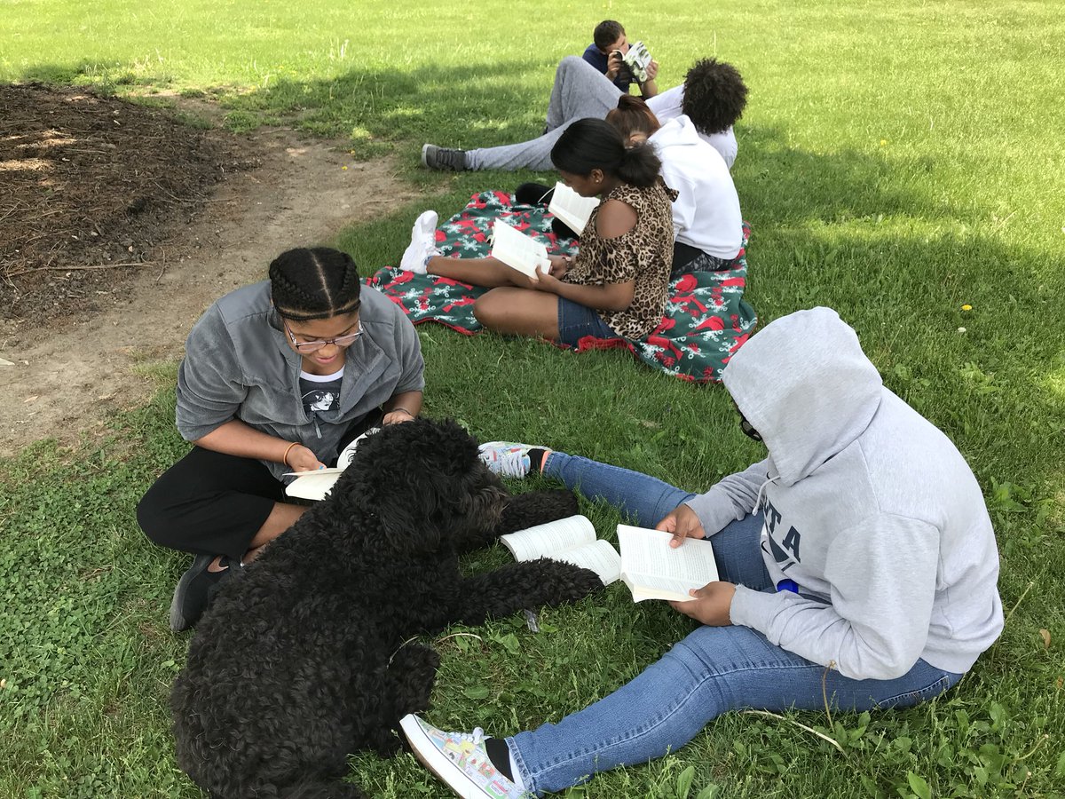 KristalMccorkle's tweet photo. Reading outside is fun! Just ask OSCAAR. https://t.co/BVpF901NaY