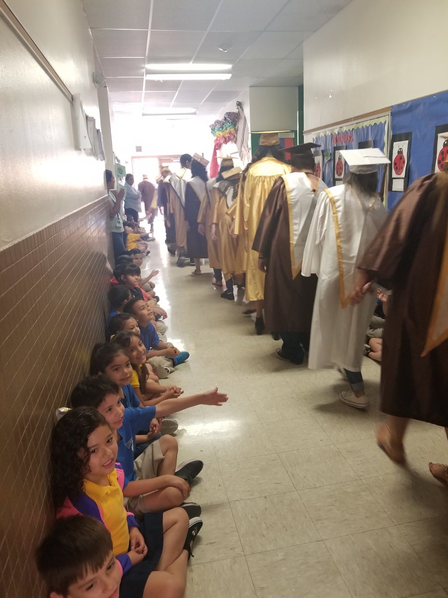cynsationalcynd's tweet photo. AHS Senior Elementary Walk #ahspanthers #ahsclassof2018 https://t.co/12GfFwEcvF