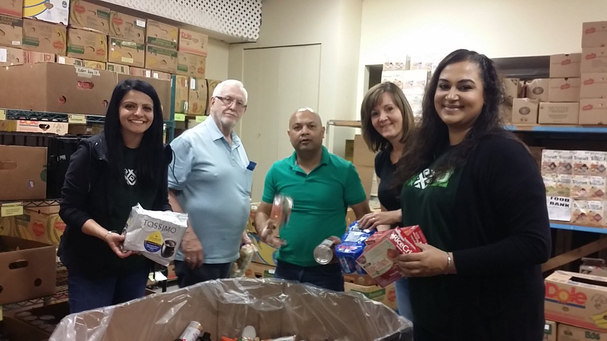 AmrinderBedwal's tweet photo. One TD Fraser Valley team helping out the Langley Food Bank today! Thank you everyone for taking time to do what matters to our community! #pacgives @MauroManzi_TD @CSirovyak_TD @rumsters https://t.co/DJoWSZmadw