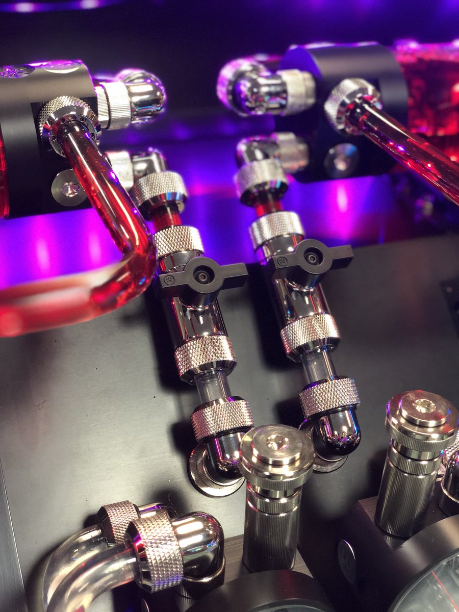 CLXGaming's tweet image. RETWEET this for a chance to win one of FIVE $10,000 Extreme Gaming Rigs. @CybertronPC #IntelRigChallenge
 
We added easily accessible fill and drain ports/ valves on our extreme rig. Fill from the top and drain from the bottom. no hassle.
 
#CLXGaming #evokethegods