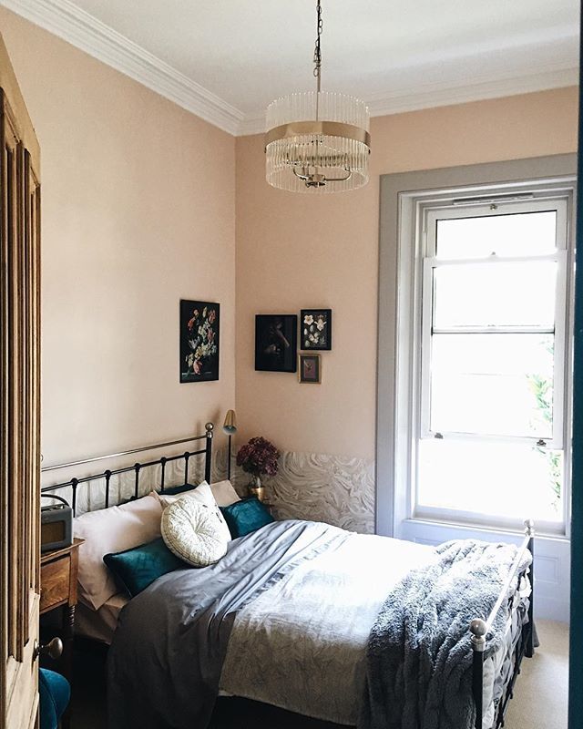 Around_Houses's tweet photo. For a long time this room was a dull clutter-filled furniture graveyard. #revampstylereveal Season 1 - with the help of our lovely sponsors - saved it and transformed it into the glamorous and sophisticated space that I’m proud to call our guest room. It… https://t.co/nZ7O2D3uz9 https://t.co/SlWGGtVvAr