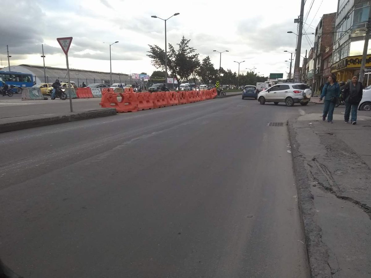 MotoRoadClub's tweet photo. @SectorMovilidad @EnriquePenalosa se ve tan chambon como se ve y es una acción que desplaza el problema, ademas que no señalizaron los cierres muy mal 👎👎👎 https://t.co/DW7zr0SVTt