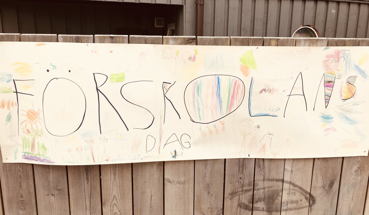 Idag var det gympakläder på och hela förskolan på fotbollsplan för dans och lek. #förskolansdag #trummansförskola #solskol #häggviksförskolor