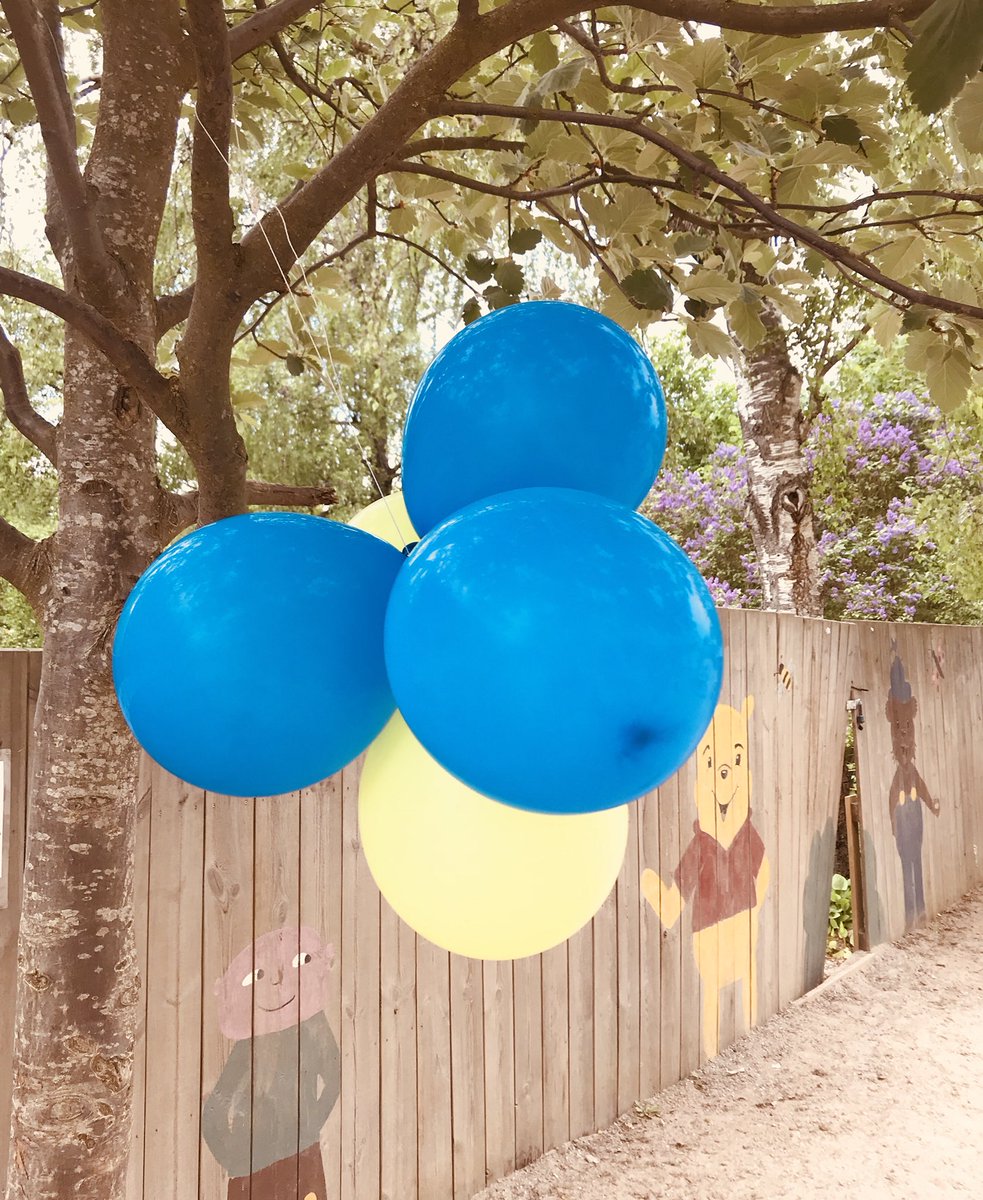MariaHagg's tweet photo. Idag var det gympakläder på och hela förskolan på fotbollsplan för dans och lek. #förskolansdag #trummansförskola #solskol #häggviksförskolor https://t.co/lvkEyZYMYB
