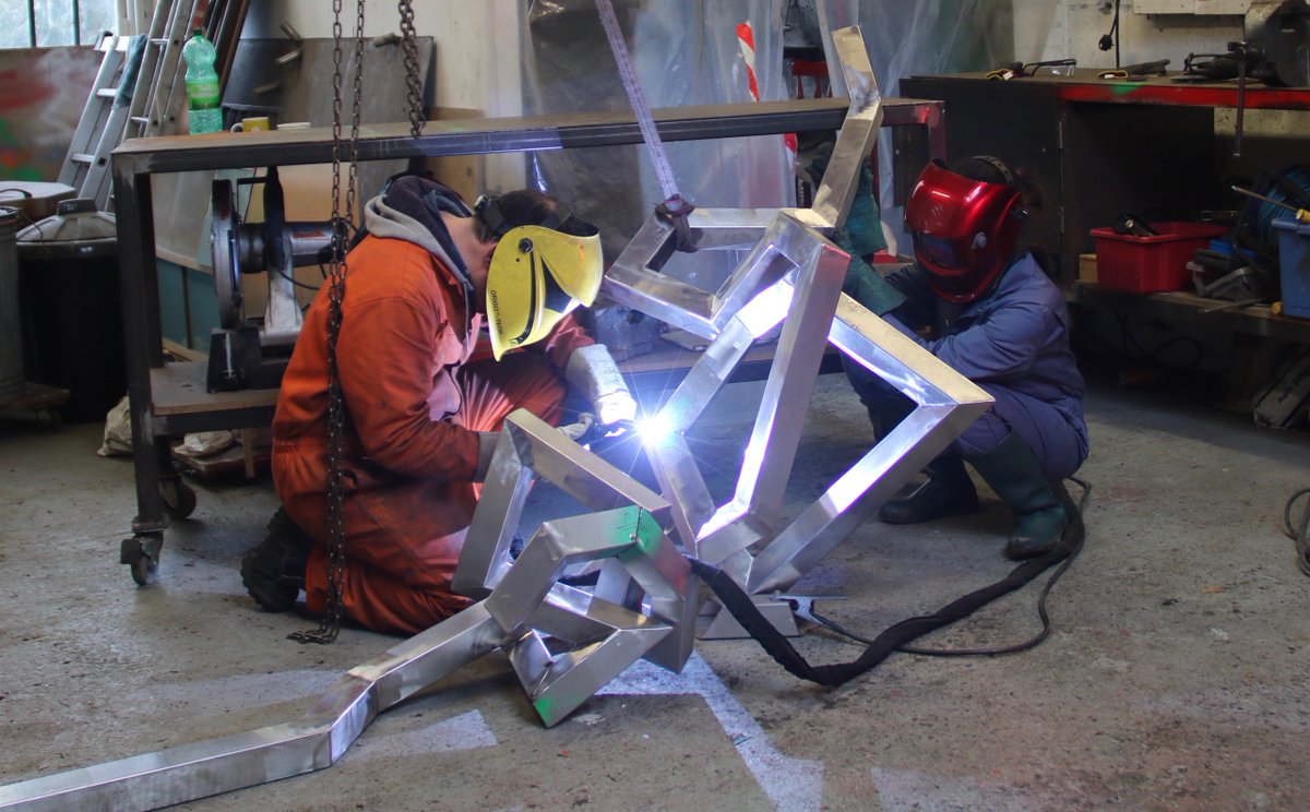 PMSA_Sculpture's tweet photo. "Precision work! for the sculpture’s complicated shape, three different pieces had to be constructed and welded together like a complex jigsaw puzzle.." Student @learosekara #studiovisit to #PMSAmentor @jrewild VPRBS OUR #PMSAmentoring programme READ her BLOG SOON! #PMSAeducation https://t.co/J6B1e80oYZ