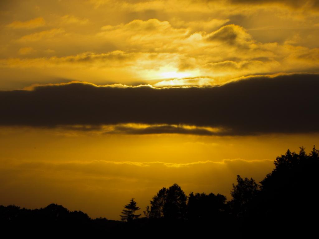 zoomed in to catch the final glimpse. @StormHour @EarthandClouds @atxwxgirl @TheBestSunsets @photoweather1