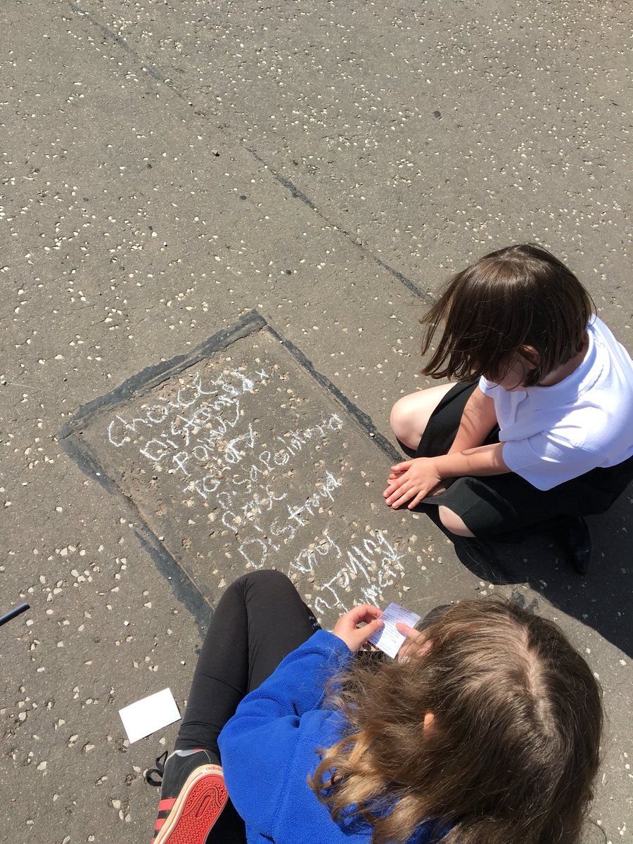 DeanburnPS_P3's tweet photo. Working in pairs using the outdoors to practice our spelling! #wordreader #wordwriter #peerassessment #activeliteracy #outdoorlearningday https://t.co/uk3BT2GcYO