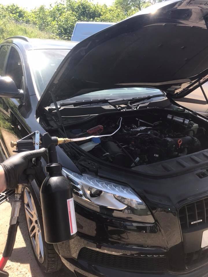 smithsgarageuk's tweet photo. AUDI Q7 2011 3.0TDI 

DPF cleaning solution ! 

Very satisfying results ! 

Drop us a message if your vehicle is struggling with constant DPF issues a simple £200 solution will solve it ! https://t.co/IXs0kPgul9