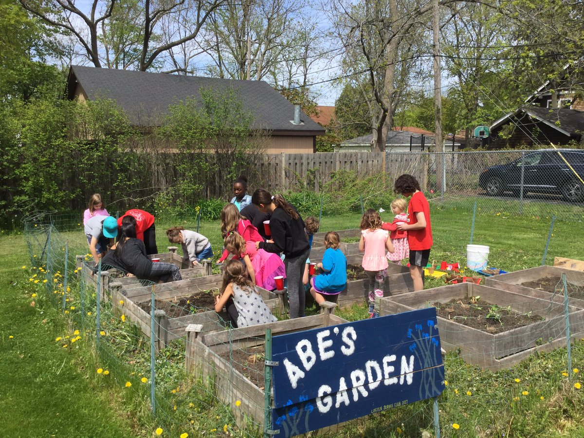 MJensen112's tweet photo. Planting pumpkins, sunflowers and carrots in Abe's garden with our 5th grade buddies @LincolnLions112 https://t.co/zaOc3V6oSC