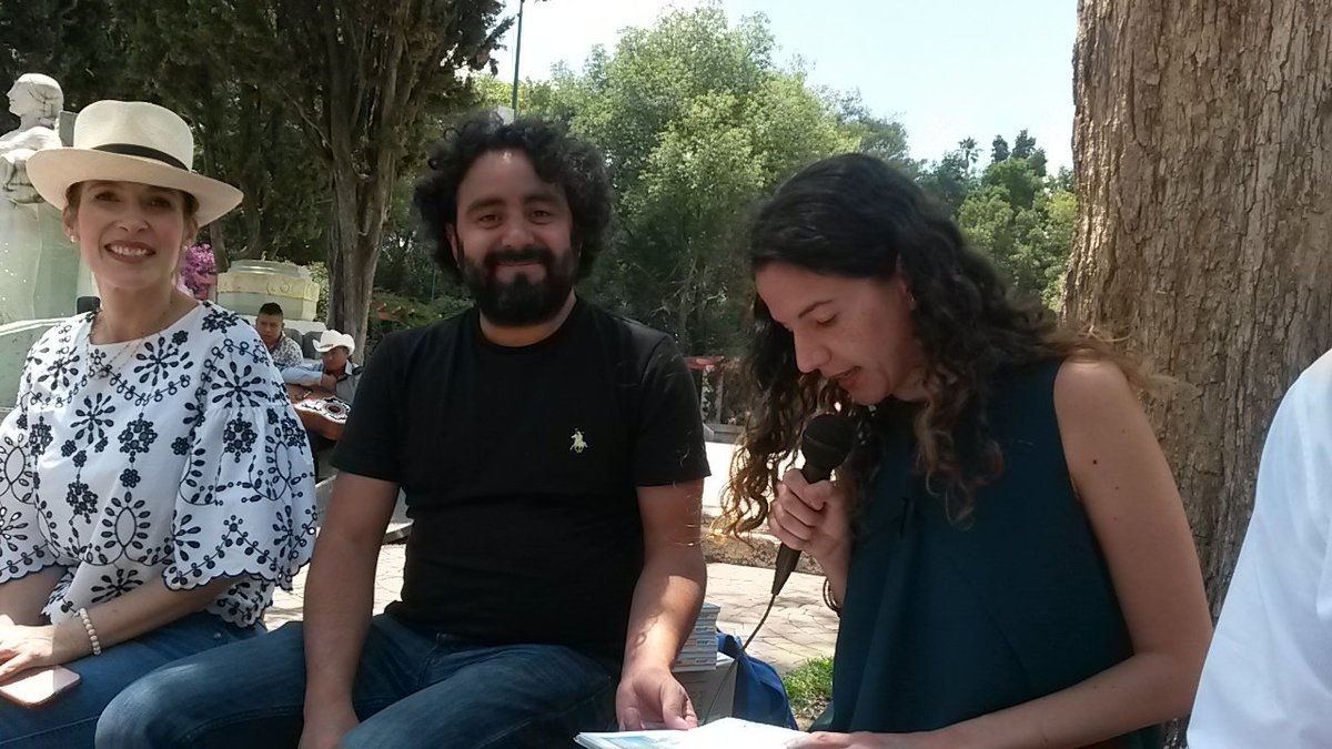 Estamos leyendo pasajes d #QuéTantoEsTantito con <a href="/nomus77/">Miguel Pulido</a> <a href="/patydeobeso/">Paty de Obeso</a> <a href="/carolina_rocha_/">carolina rocha m</a> Ya párenle a tanta robadera clase política !!