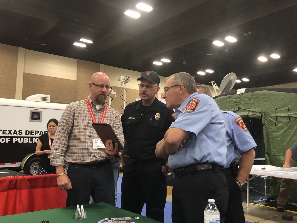 USGS_Texas's tweet photo. .@USGS_Texas staff talk to First Responders at the @TDEM Texas Emergency Management Conference #TEMC2018 in San Antonio about the USGS Texas Water Dashboard and other hydro info available to the public. #txwater #txflood #bewateraware #dataviz https://t.co/cM5m3VKVR3