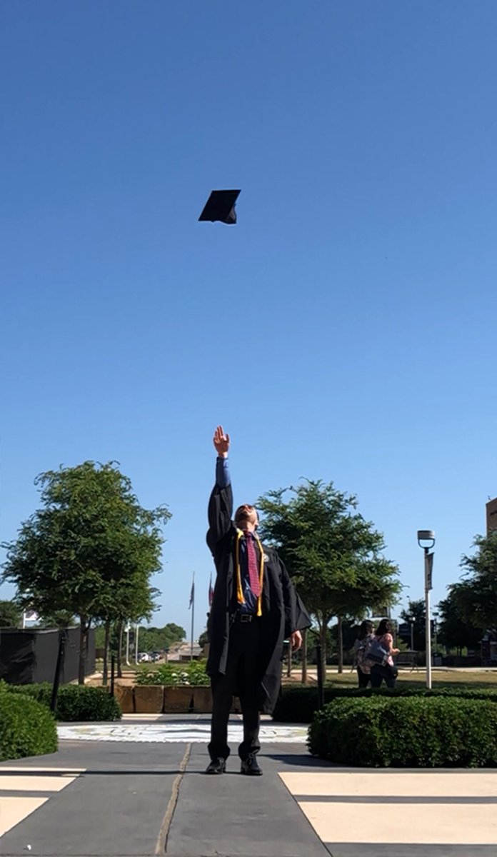dwreckg1017's tweet photo. Special thanks to my baby girl for taking my grad photos! #FinallyDoneWithThisBS https://t.co/vo6Tl78kGp