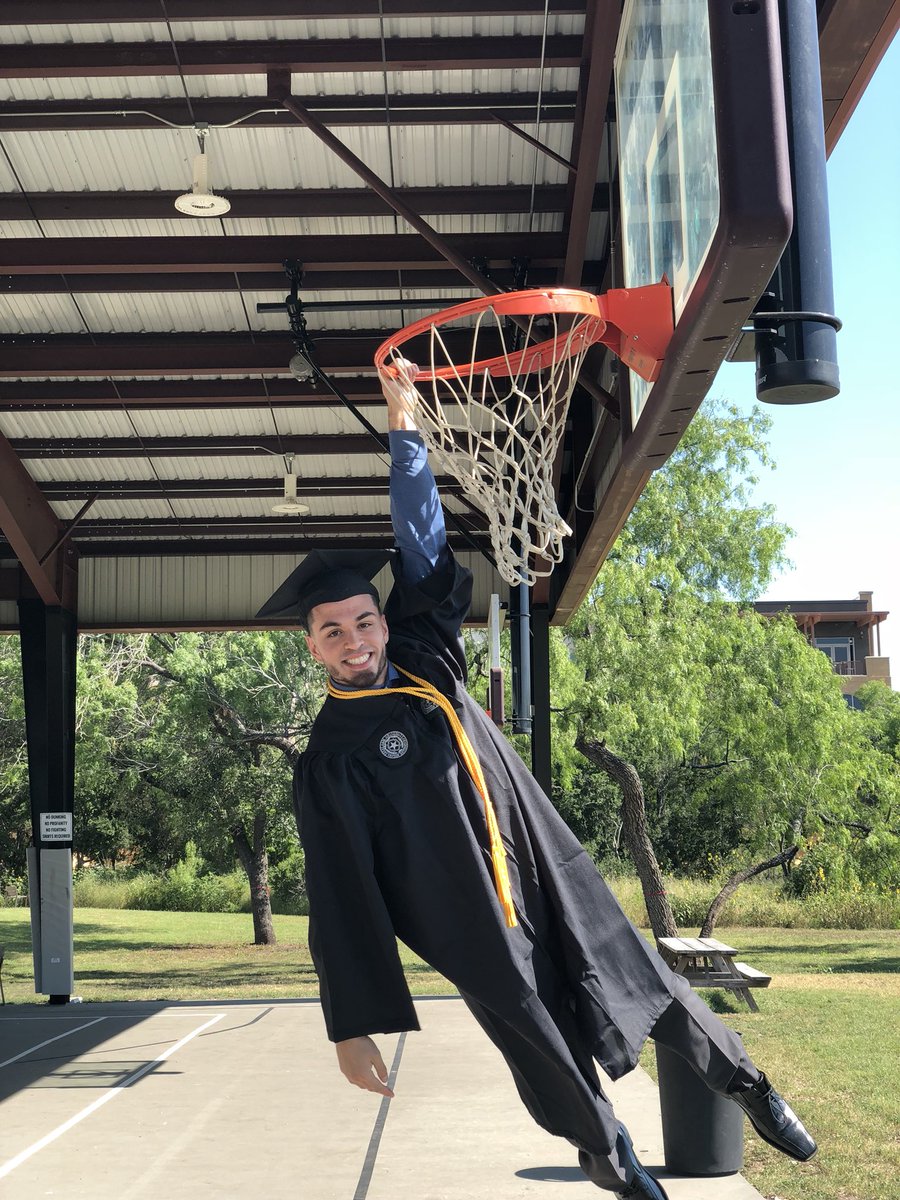 dwreckg1017's tweet photo. Special thanks to my baby girl for taking my grad photos! #FinallyDoneWithThisBS https://t.co/vo6Tl78kGp