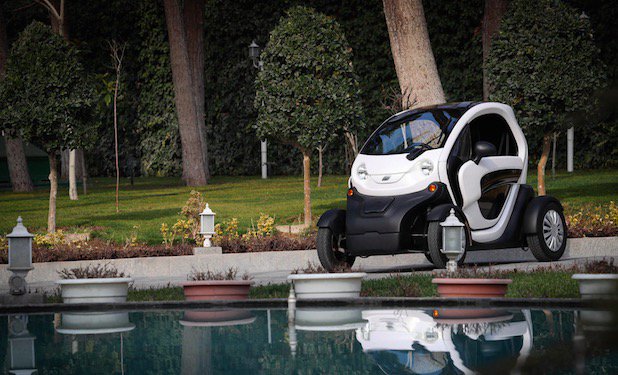 Iran_NewsRoom's tweet photo. #Iran's knowledge-based company working w Azad university has received license to release 400 two seater #electric vehicles into market.
It takes 3 hours to be fully charged for 100 km ride. It’s 120cent. high &amp; 2 meters long:

Head of Azad Uni. of Qazvin branch, Mousakhani. https://t.co/YFnColSOAY