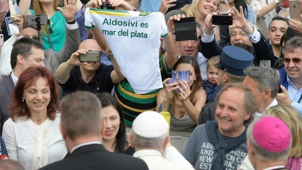 clarincom's tweet photo. El Papa Francisco y un saludo para "el milagro del ascenso" de Aldosivi https://t.co/V9nTepbPbR https://t.co/hwuarhNGWC