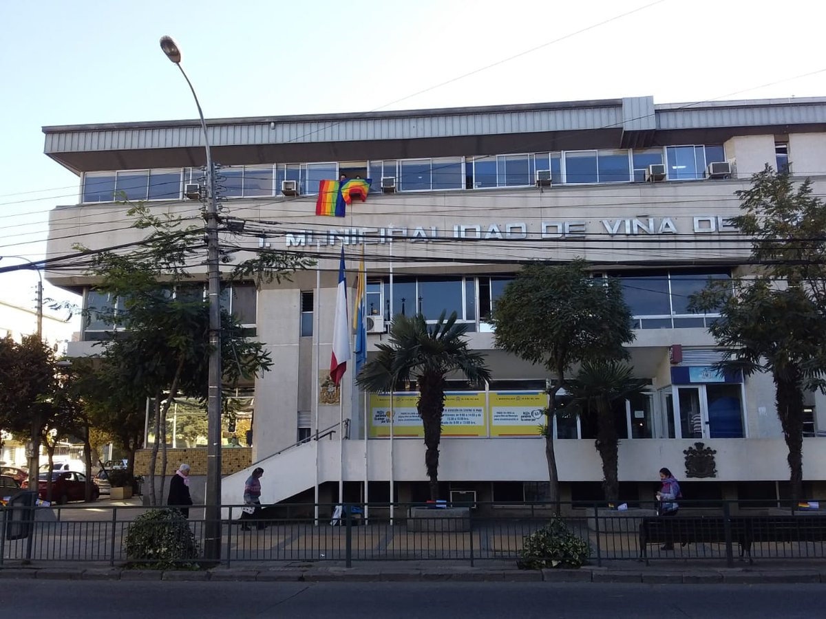 Con la ONG Prevención Viña, apoyándolos en la difusión del Día Internacional contra la Homofobia, la Transfobia y la Bifobia, y acompañándolos en el despliegue de la bandera LGBT+ pesé a la negativa del Municipio de izarla en el edificio consistorial #VIÑA