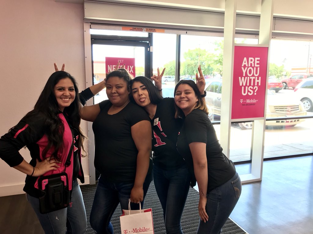 TmobileKayy's tweet photo. Came in as a customer, left as bff’s!✨ #CustomerAppreciation #Reedley #SmilesForMiles♥️♥️  @virrivc @exclusiveyessi @cassiiiii_ @B_Vargas22 @isaac2691 @nazarma @anthonyheng82 https://t.co/D8LIFINAcz
