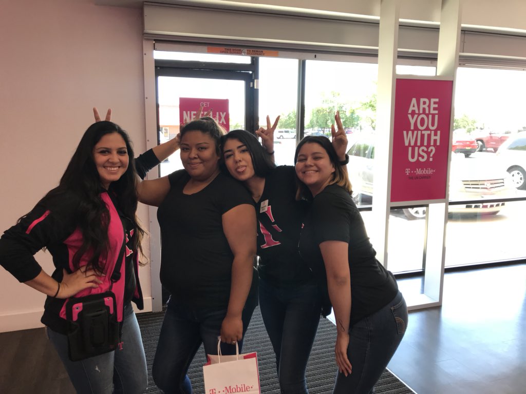 TmobileKayy's tweet photo. Came in as a customer, left as bff’s!✨ #CustomerAppreciation #Reedley #SmilesForMiles♥️♥️  @virrivc @exclusiveyessi @cassiiiii_ @B_Vargas22 @isaac2691 @nazarma @anthonyheng82 https://t.co/D8LIFINAcz