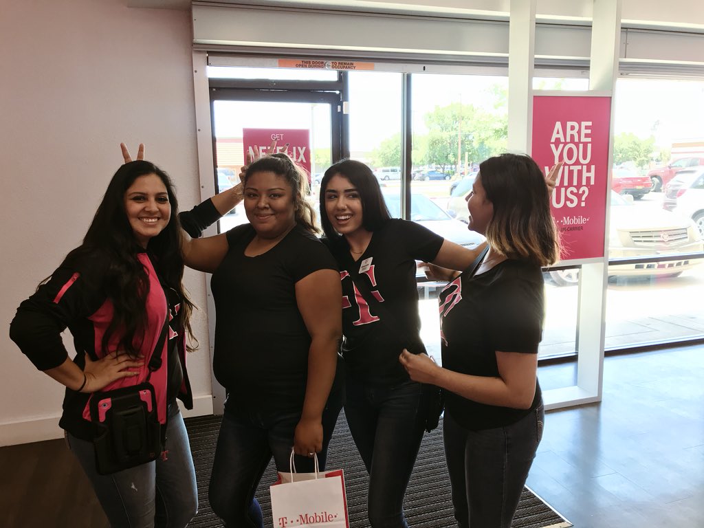 exclusiveyessi's tweet photo. Having a blast with our amazing customer! 💖💛 #Customerobsessed #wearenowbesties @TmobileKayy @virrivc @cassiiiii_ @anthonyheng82 @isaac2691 @B_Vargas22 https://t.co/4pcTgV0ZIr