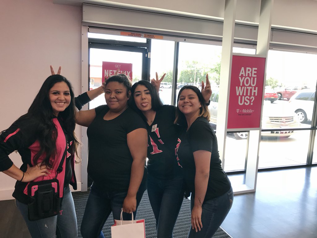 exclusiveyessi's tweet photo. Having a blast with our amazing customer! 💖💛 #Customerobsessed #wearenowbesties @TmobileKayy @virrivc @cassiiiii_ @anthonyheng82 @isaac2691 @B_Vargas22 https://t.co/4pcTgV0ZIr