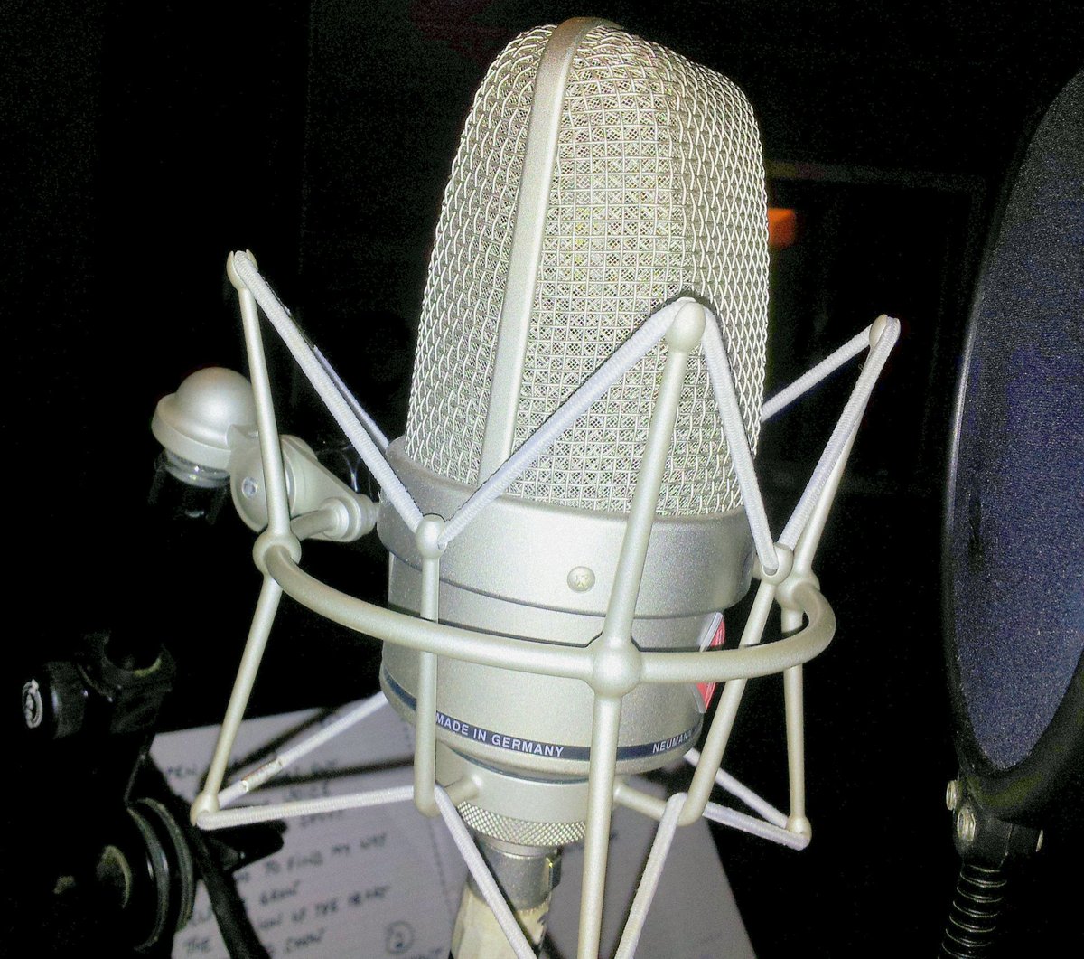 Frank_Falvo's tweet photo. INSIDE THE RECORDING STUDIO. MICROPHONE. #heartsotrue 6 July 18 Release. STAY TUNED PR: @wbartists #nueman #microphone #recordingstudio #frankfalvo #Melbourne #newalbum #release #love #movementinwhite #music #musicpromo #singersongwriter #LosAngeles #NewYork #Nashville https://t.co/KzeCYHChr2