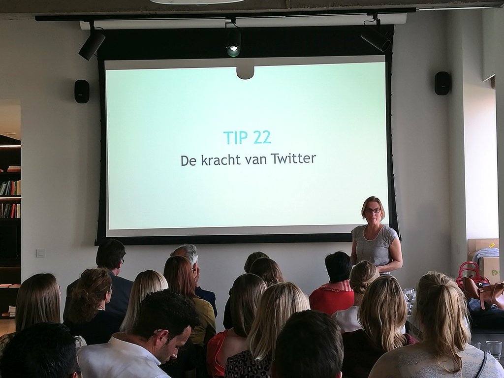 koenmaertens's tweet photo. @PRAntwerpen boeiende @saravercauteren brengt ons in hogere sferen #geencommentaar #benieuwdnaaraldietips #PRAntwerpen #PRA #Antwerpen https://t.co/q5ZsdZ8nVz