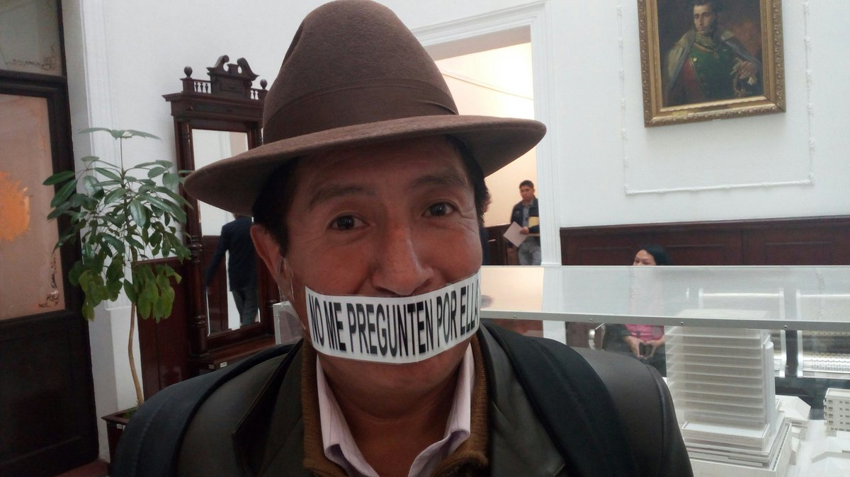 ErbolDigital's tweet photo. #ÚLTIMO Con una mordaza en la boca, diputado Rafael Quispe pide a la prensa que no le pregunten por Felipa Huanca, implicada en el #CasoFondioc https://t.co/nwMiGg5DfH