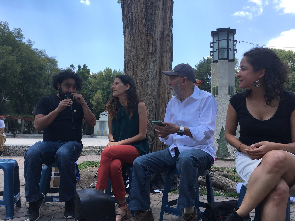 Acá en la lectura en el Parque México de “Qué tanto es tantito: de la corrupción en México” de <a href="/nomus77/">Miguel Pulido</a> y <a href="/carolina_rocha_/">carolina rocha m</a>