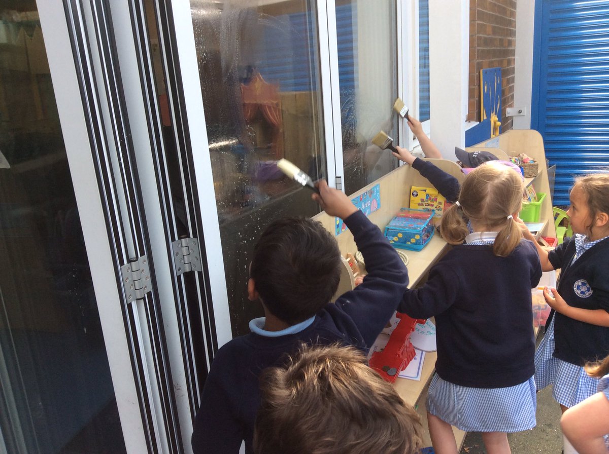 dove_shell_fed's tweet photo. Reception Class have enjoyed cleaning today. Mr Ellis no longer needs to hire a window cleaner! #DSF #DSFStJRec https://t.co/6oO6SluEUh