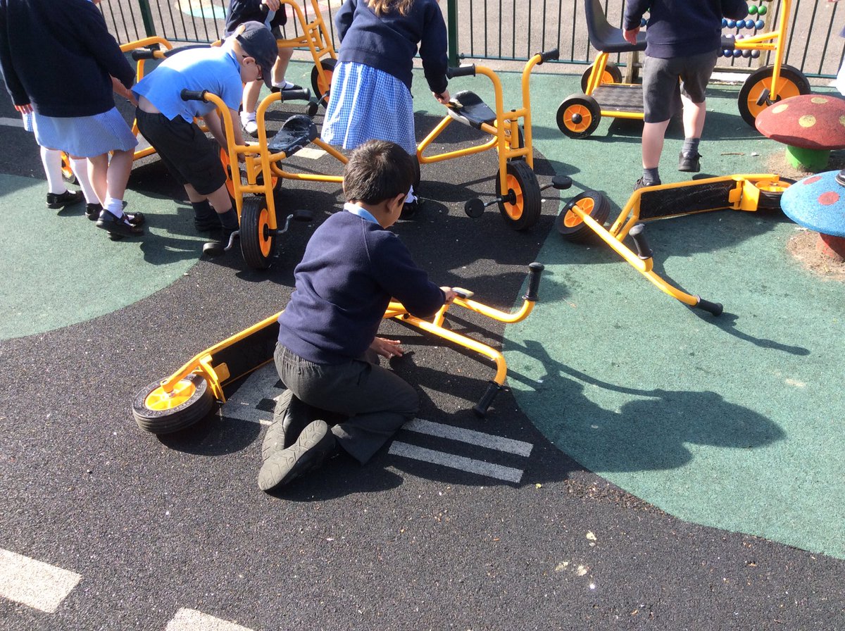 dove_shell_fed's tweet photo. Reception Class have enjoyed cleaning today. Mr Ellis no longer needs to hire a window cleaner! #DSF #DSFStJRec https://t.co/6oO6SluEUh
